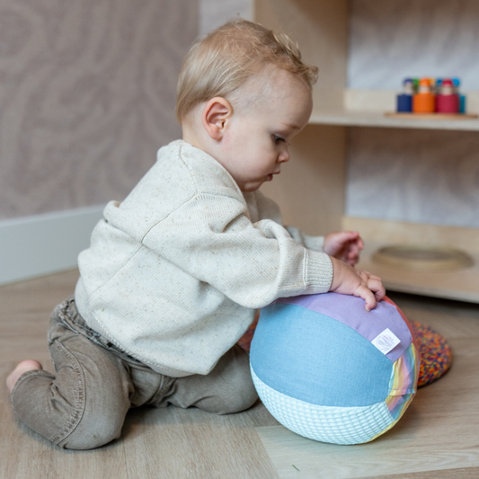 dreumes speelt met Sensorische baby speelgoed
