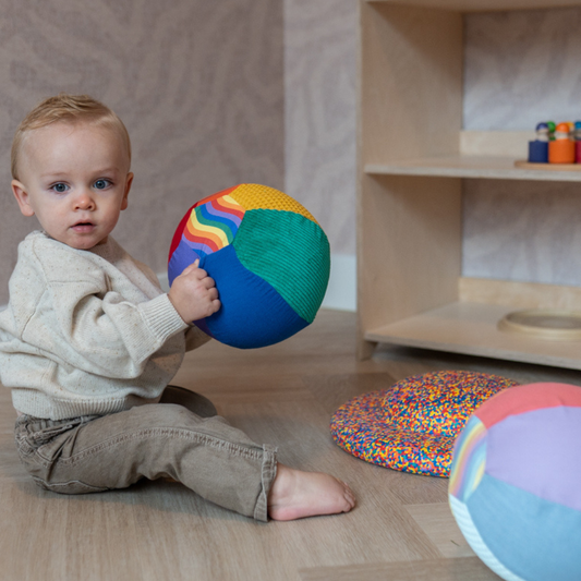dreumes leert gooien met ballonbal