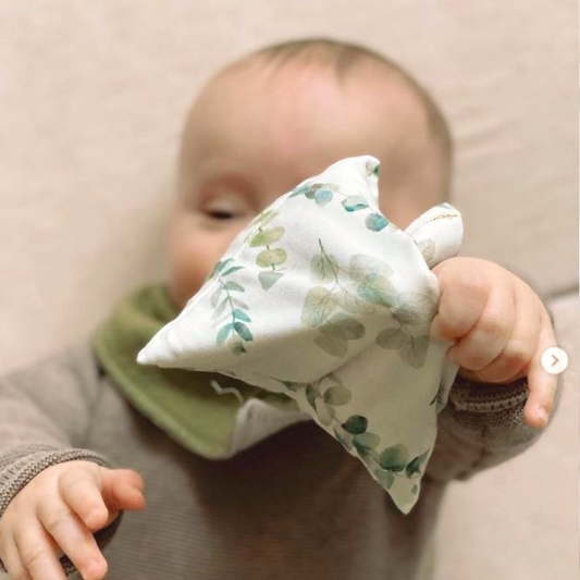 Baby speelt met pittenzakje