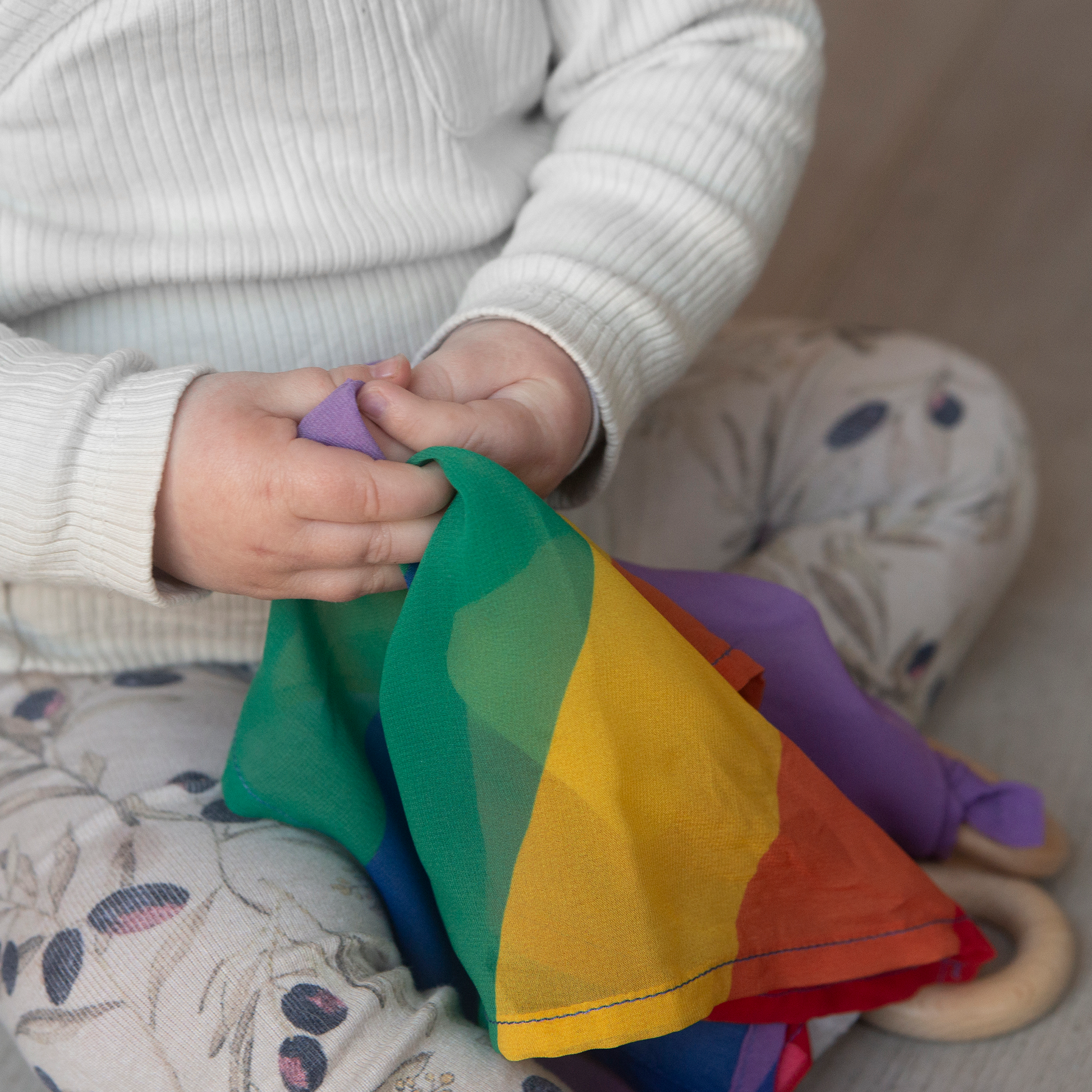 Baby speelt met speeldoekjes