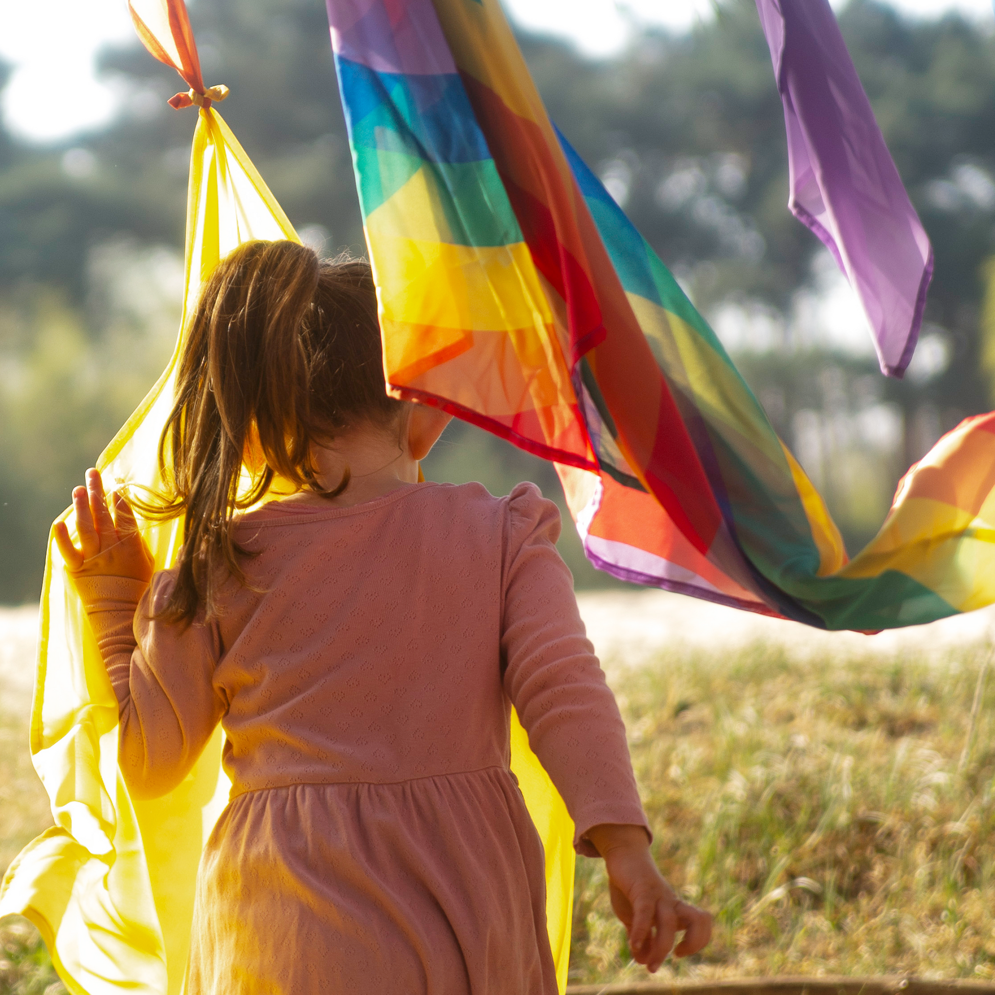 buitenspelen met regenboog speeldoeken