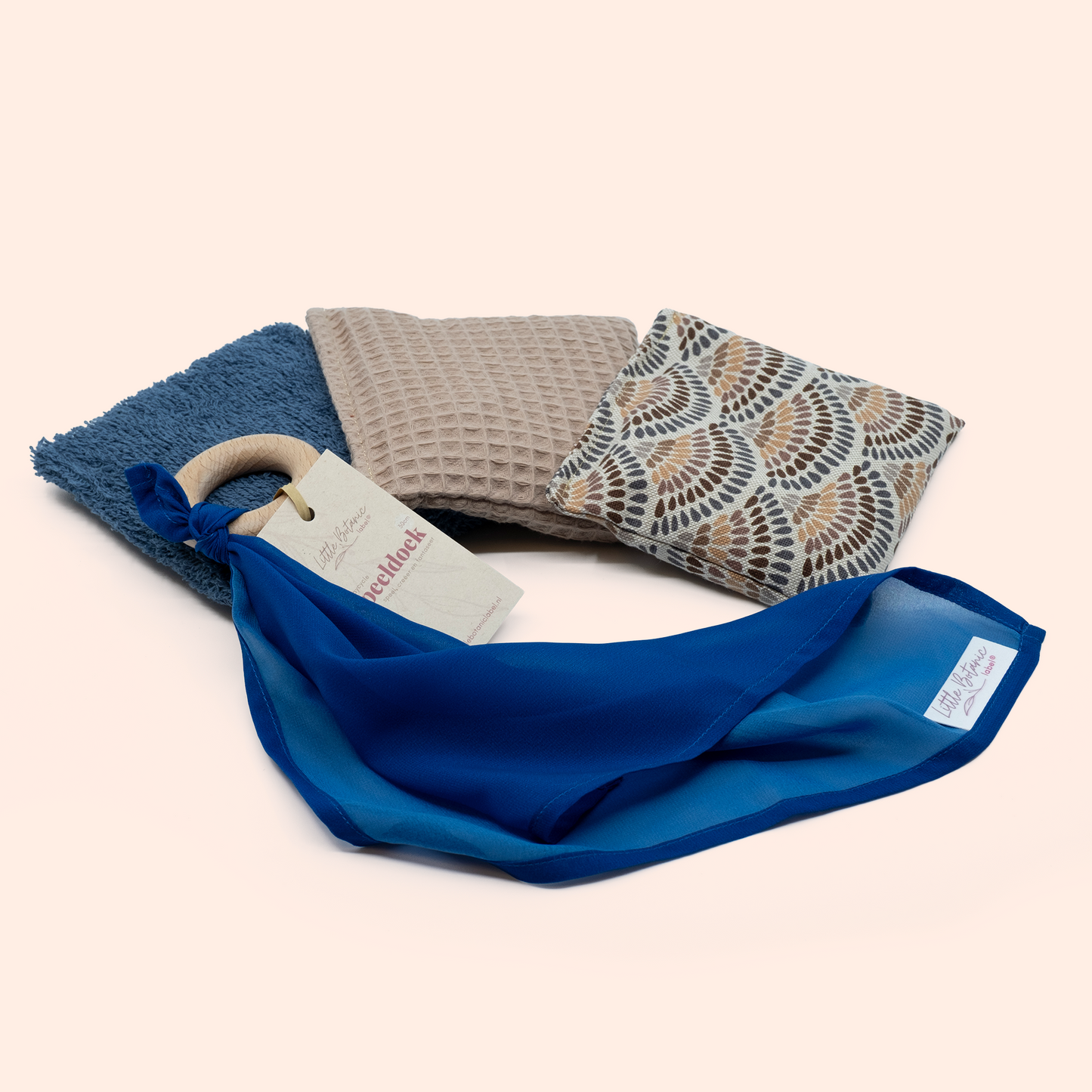 Duurzaam kraamcadeau blauw – met pittenzakjes & speeldoek