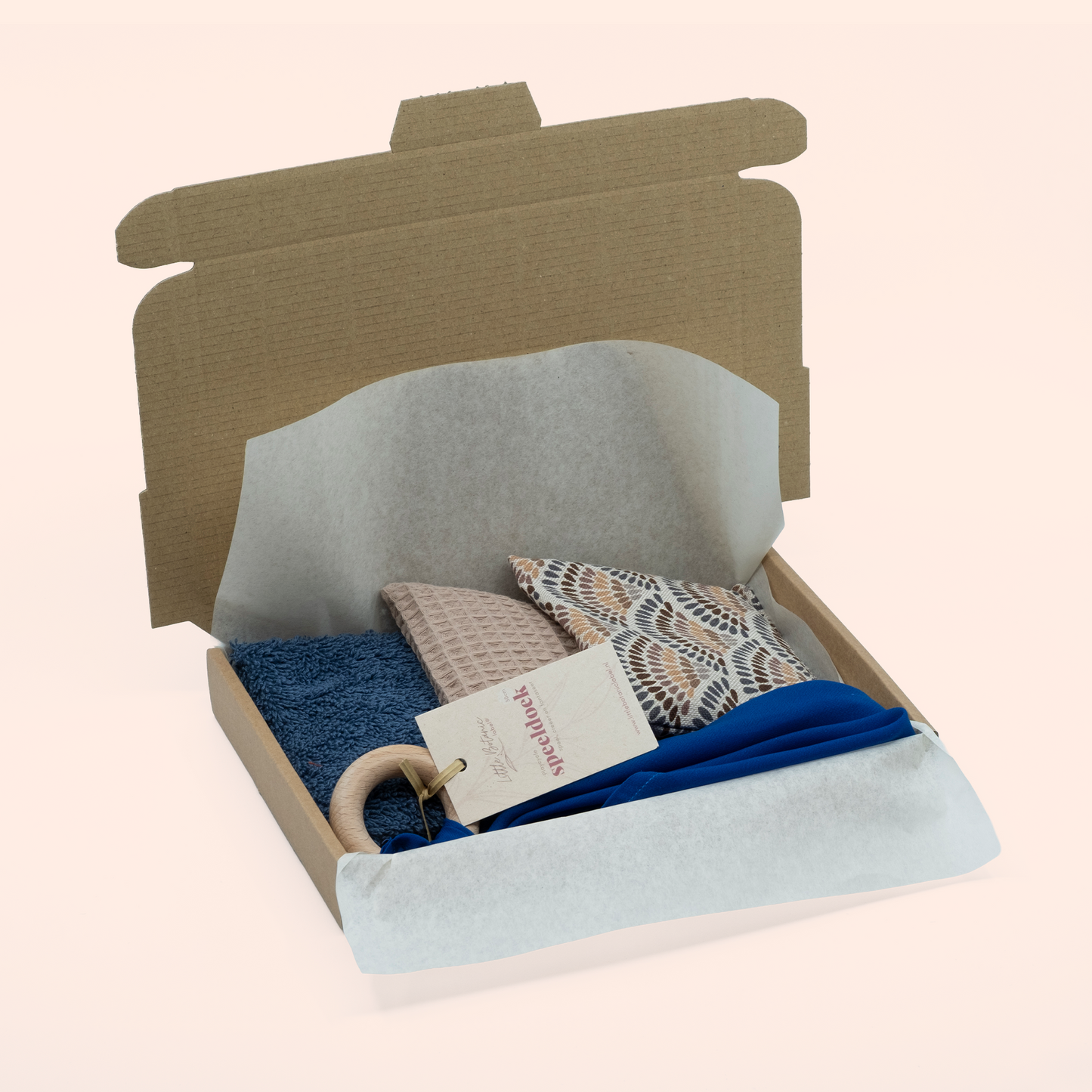 Duurzaam kraamcadeau blauw – met pittenzakjes & speeldoek