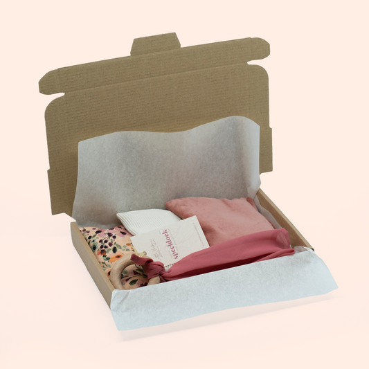 Duurzaam kraamcadeau lichtrood – met pittenzakjes & speeldoek