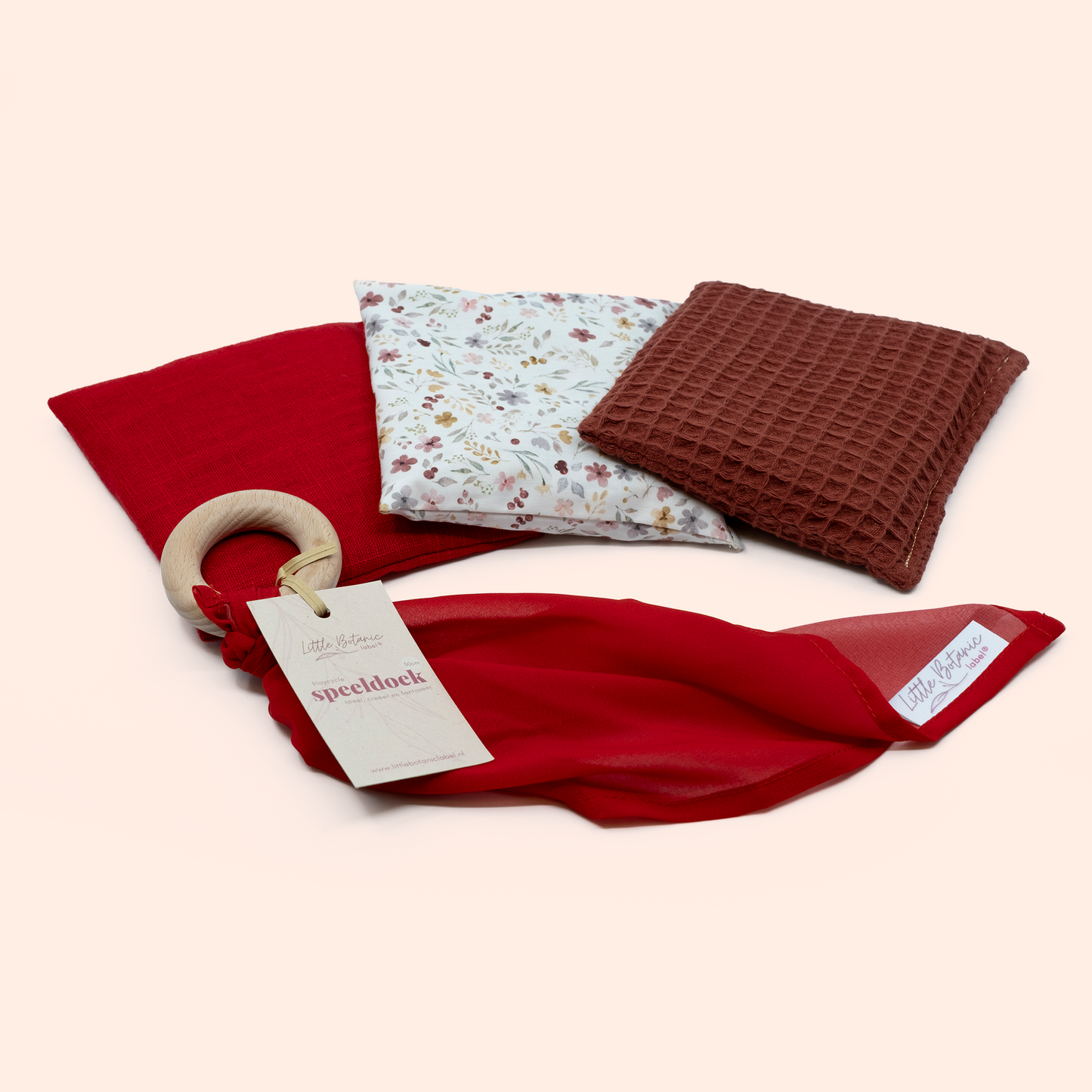 Duurzaam kraamcadeau rood – met pittenzakjes & speeldoek