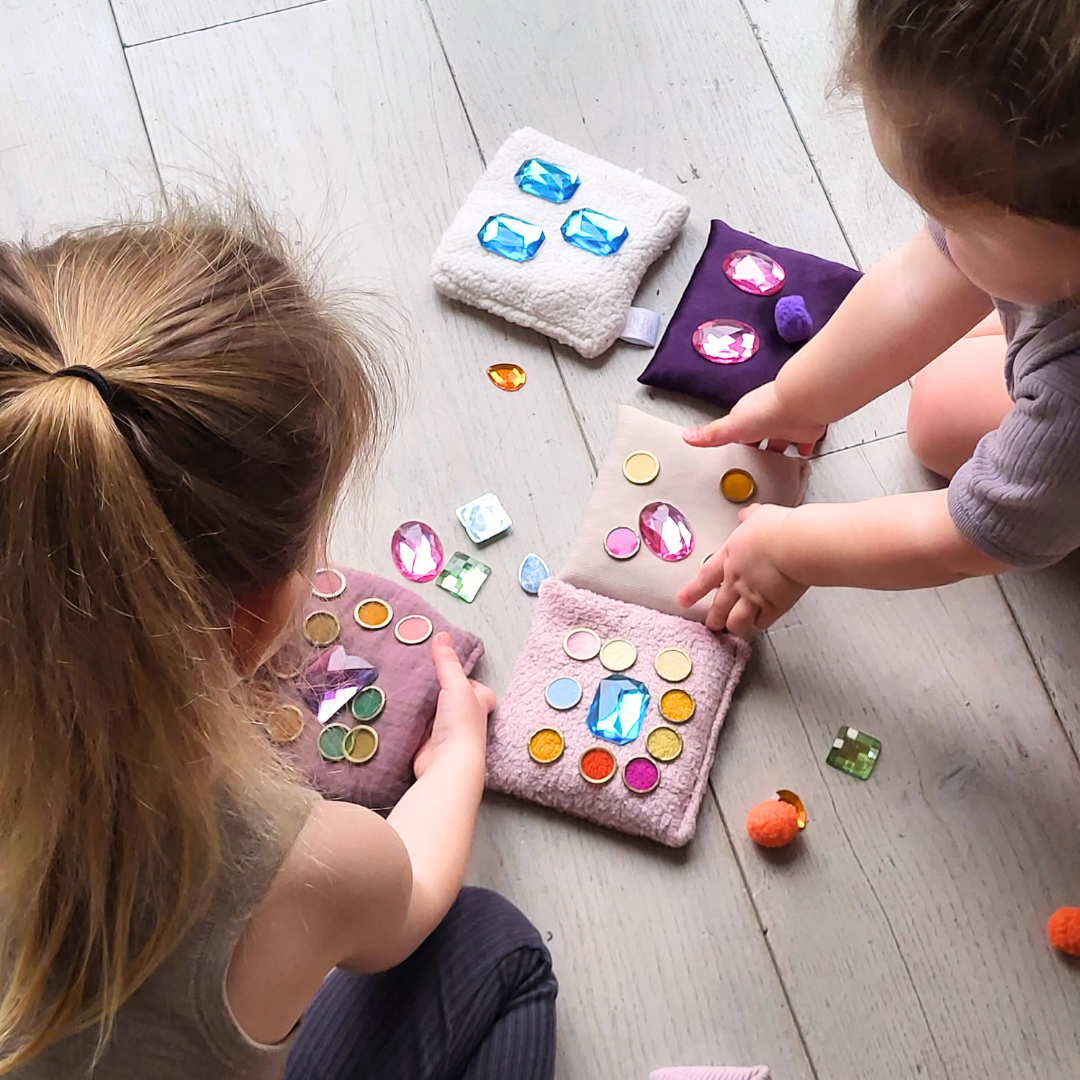 kinderen spelen met pittenzakjes en ander open einde speelgoed