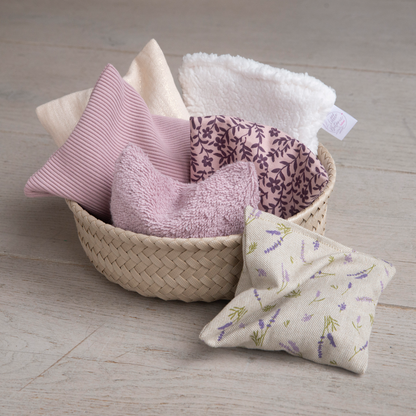 roze pittenzakjes in mandje