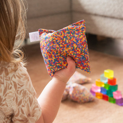 Spelen met regenboog confetti pittenzakje