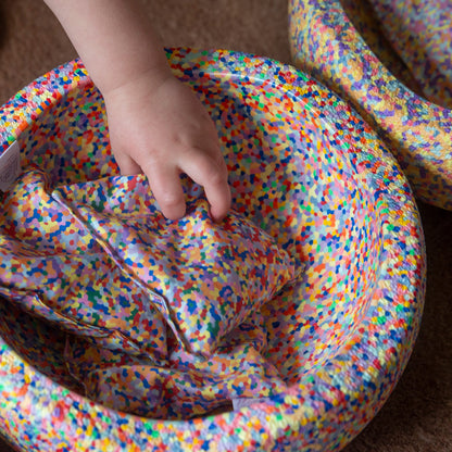 kind speelt met open einde speelgoed super confetti