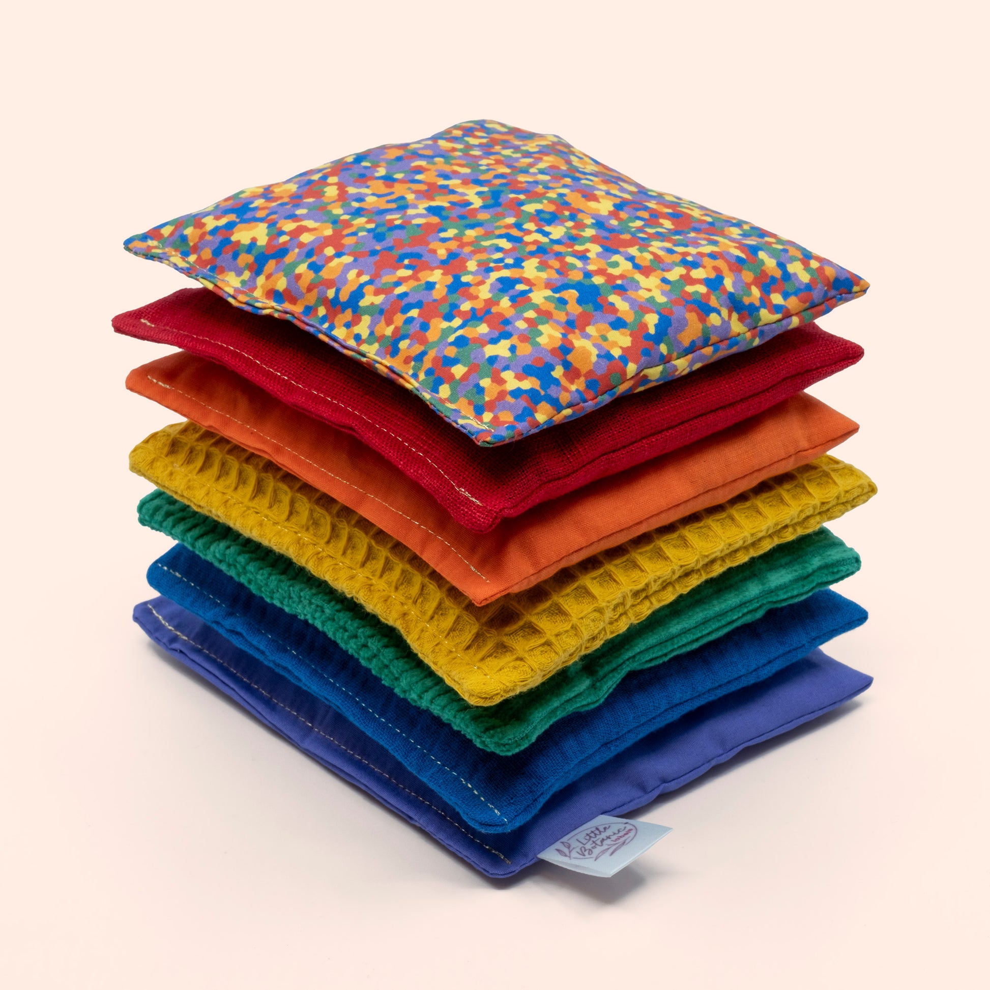 Stapelstein regenboog pittenzakjes met regenboog confetti