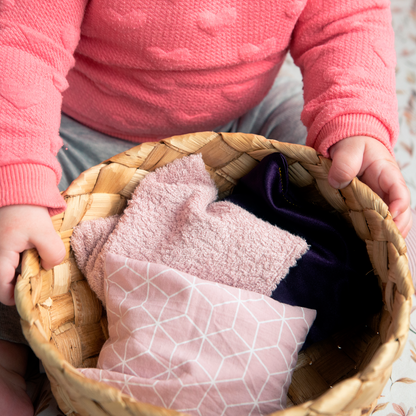 Kind speelt met sensorische pittenzakjes