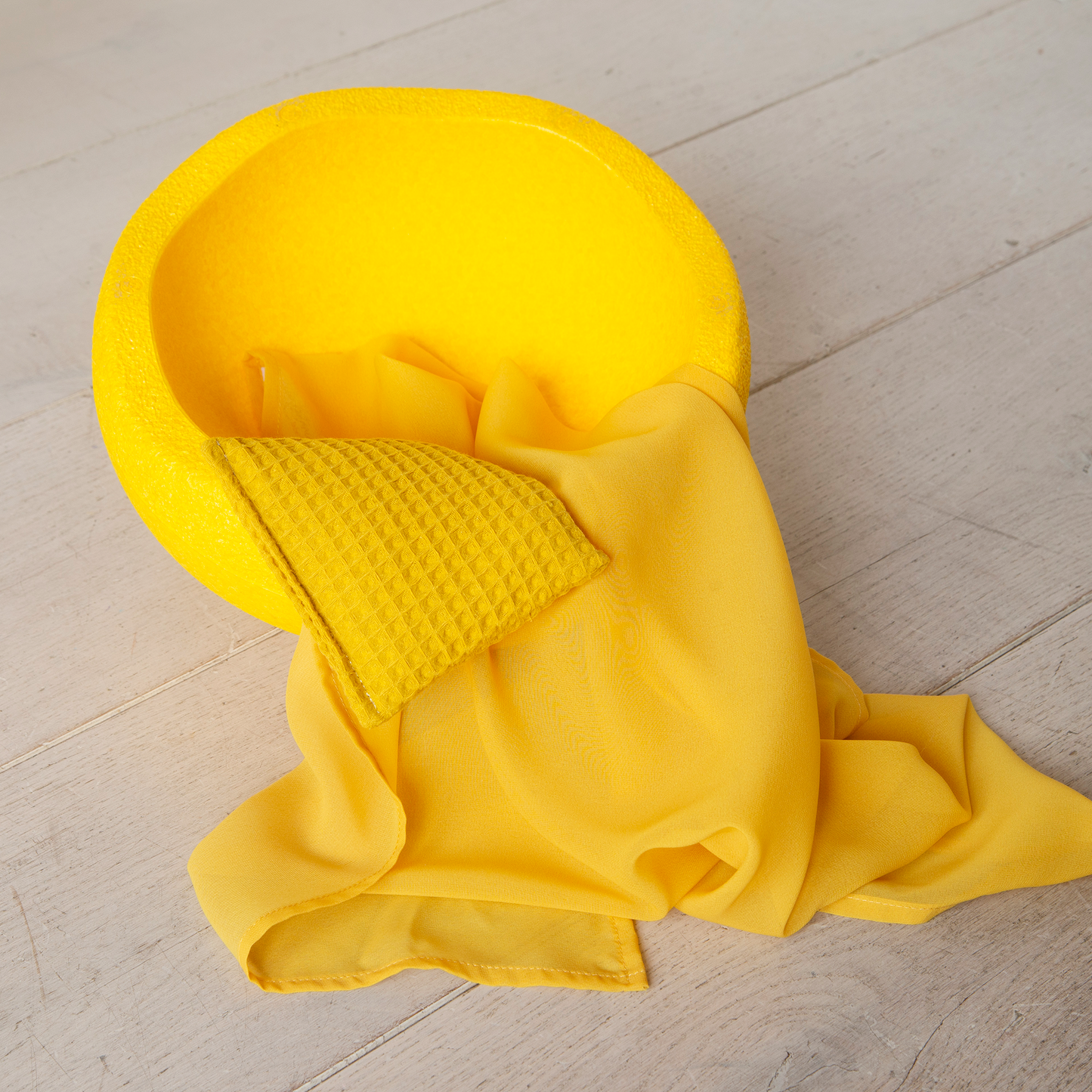 Playcycle speeldoek klein - 30cm - met houten ring - geel