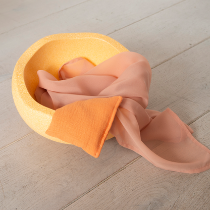 Playcycle speeldoek klein - 30cm - met houten ring - lichtoranje