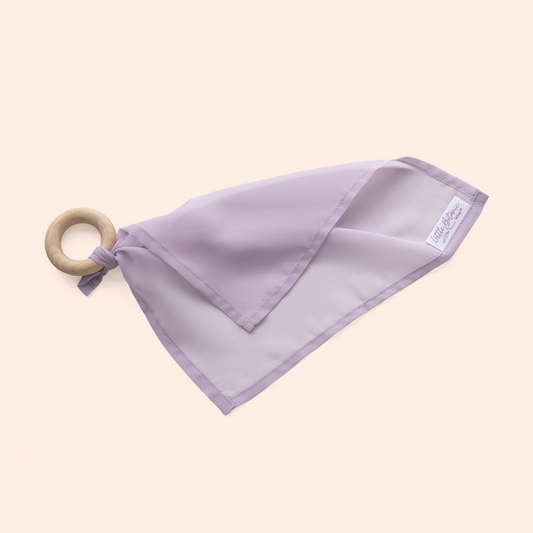 Baby speeldoekje aan houten bijtring lila