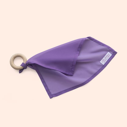 Baby speeldoekje aan houten bijtring paars