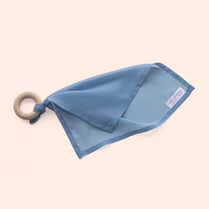 Baby speeldoekje aan houten bijtring pastelblauw