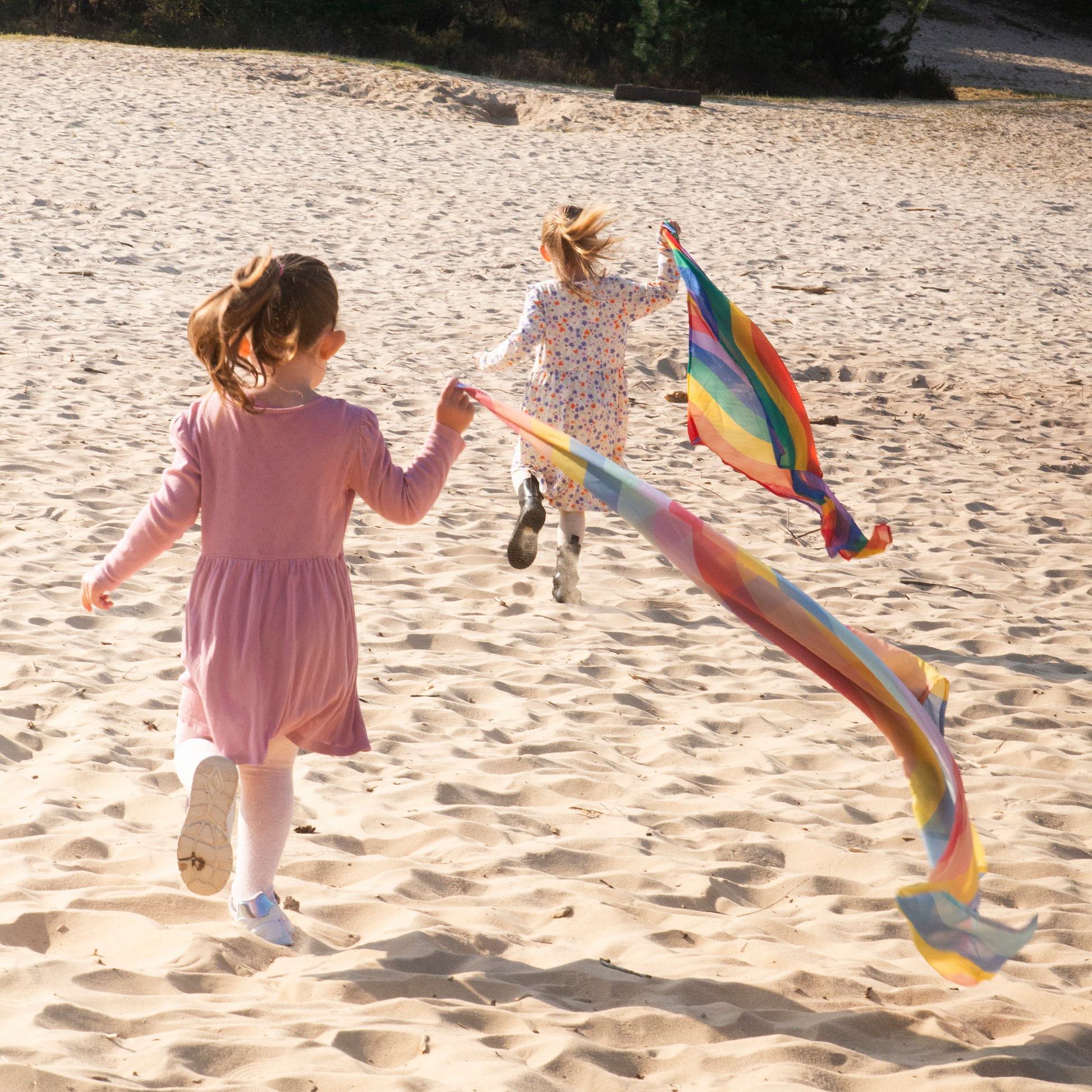 kinderen spelen buiten met duurzaam open einde speelgoed