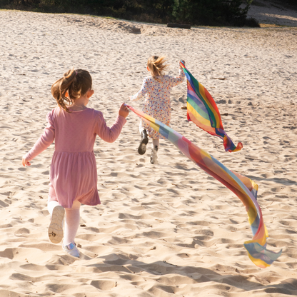 kinderen spelen buiten met duurzaam open einde speelgoed