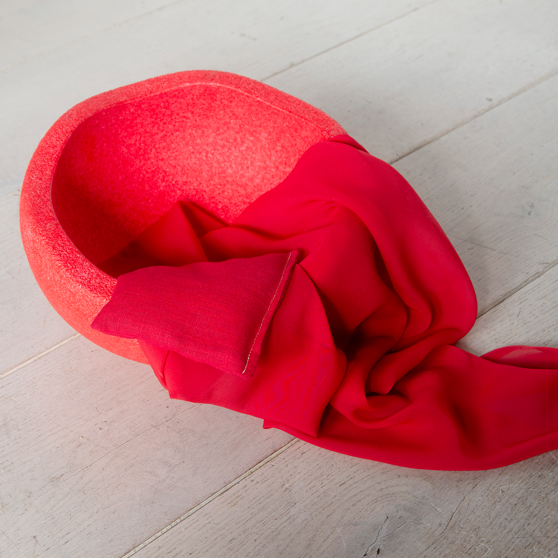 open einde speelgoed stapelstein, pittenzakje en speeldoek rood