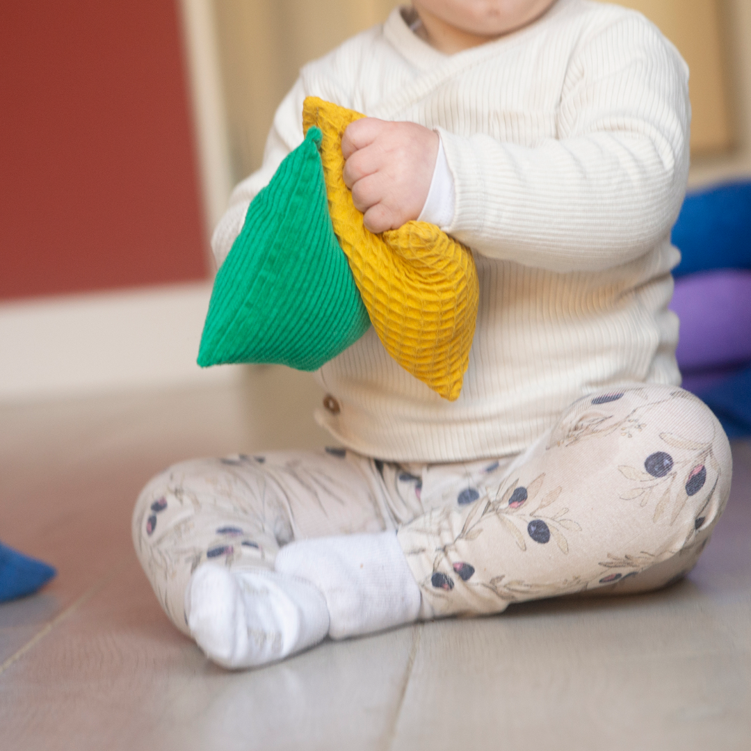 Duurzaam kraamcadeau paars – met pittenzakjes & speeldoek