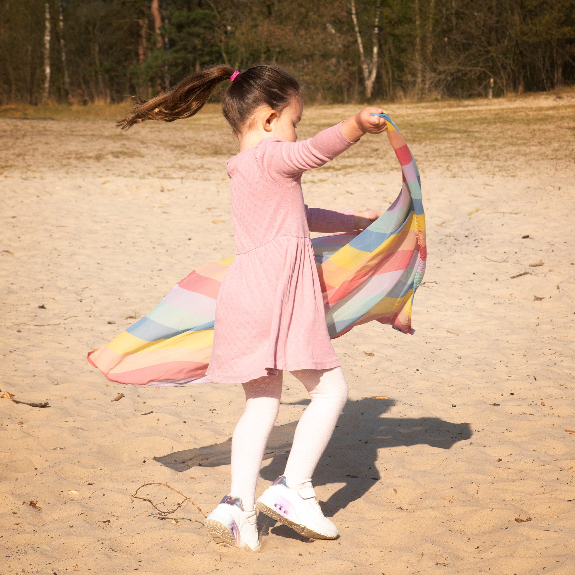 Kleuter speelt met pastel waves speeldoek