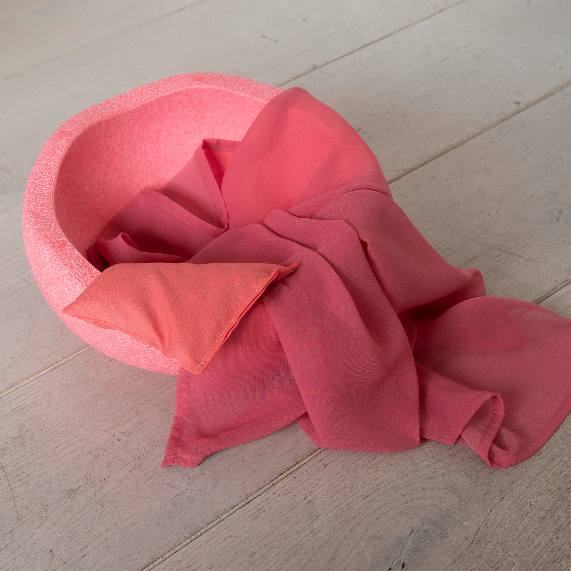 prachtige combinatie van open einde speelgoed, stapelstein, speeldoek en pittenzakje lichtrood