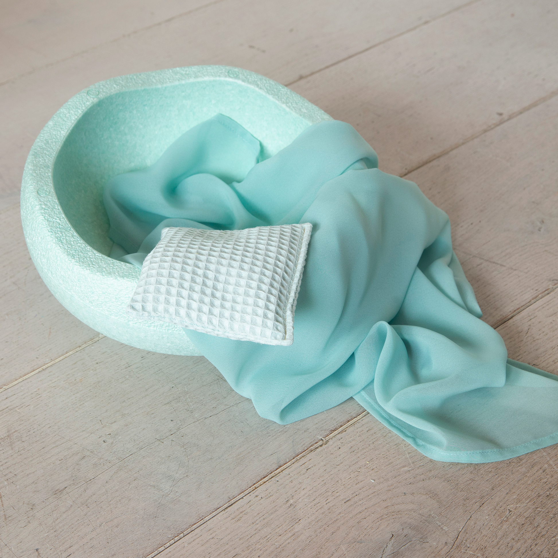 prachtige combinatie van open einde speelgoed, stapelstein, speeldoek en pittenzakje mintgroen