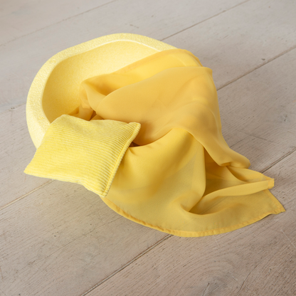 prachtige combinatie van open einde speelgoed, stapelstein, speeldoek en pittenzakje zachtgeel