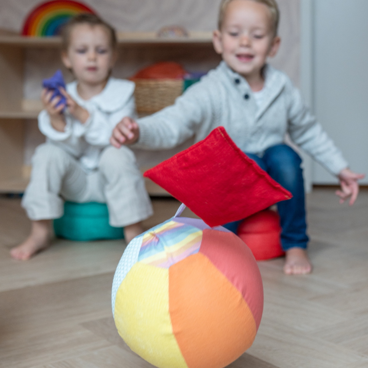 kind speelt met duurzaam en open einde speelgoed. pittenzakjes en ballonbal