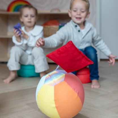 kind speelt met duurzaam en open einde speelgoed. pittenzakjes en ballonbal