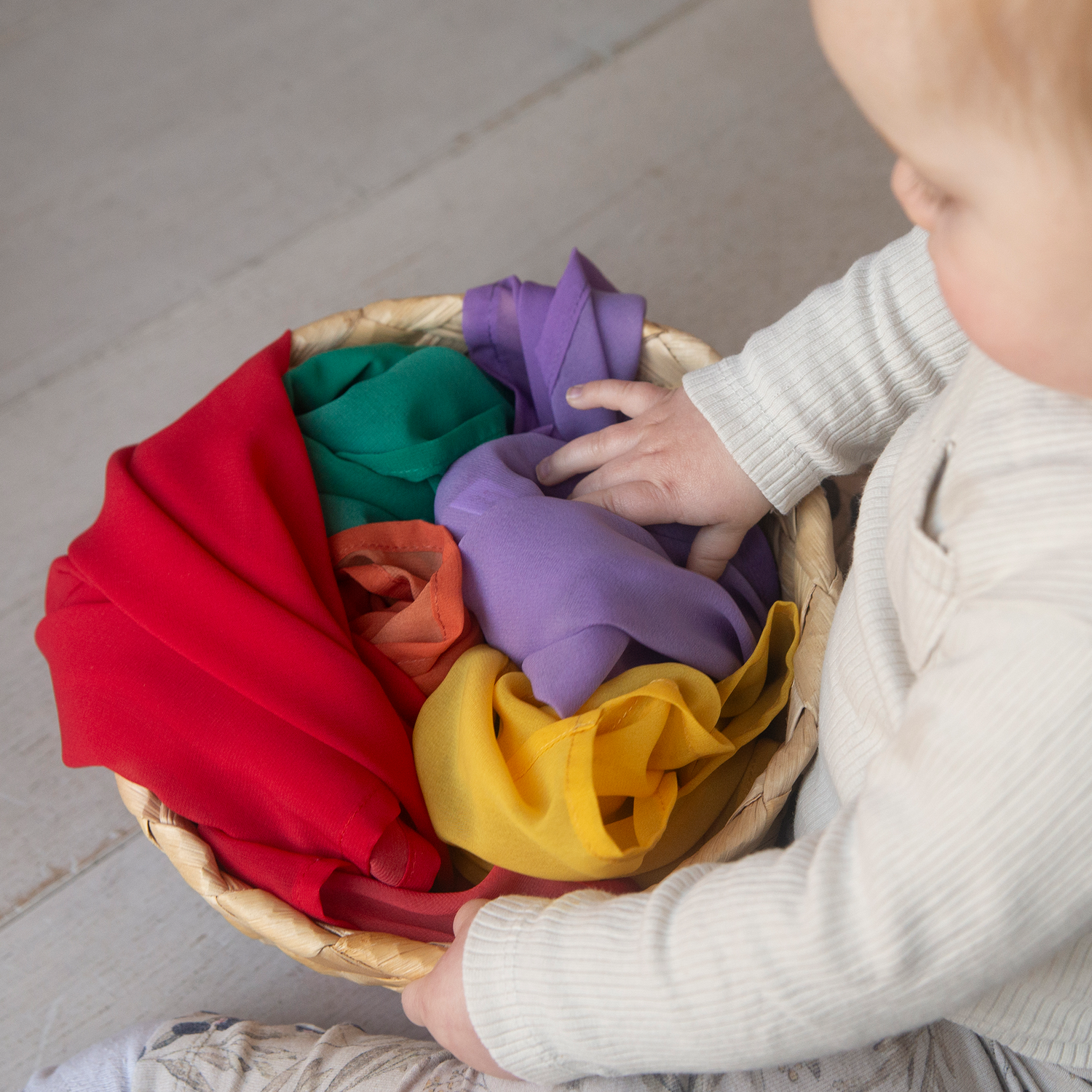 mandje met speeldoeken voor baby