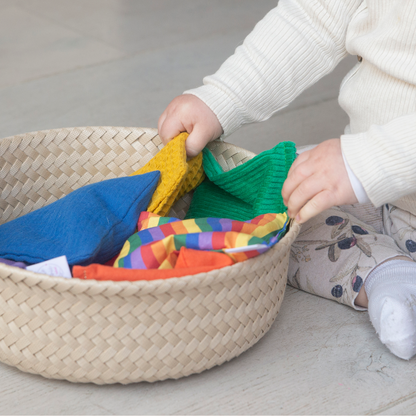 Duurzaam kraamcadeau paars – met pittenzakjes & speeldoek