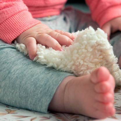 kind met sensorische speelgoed